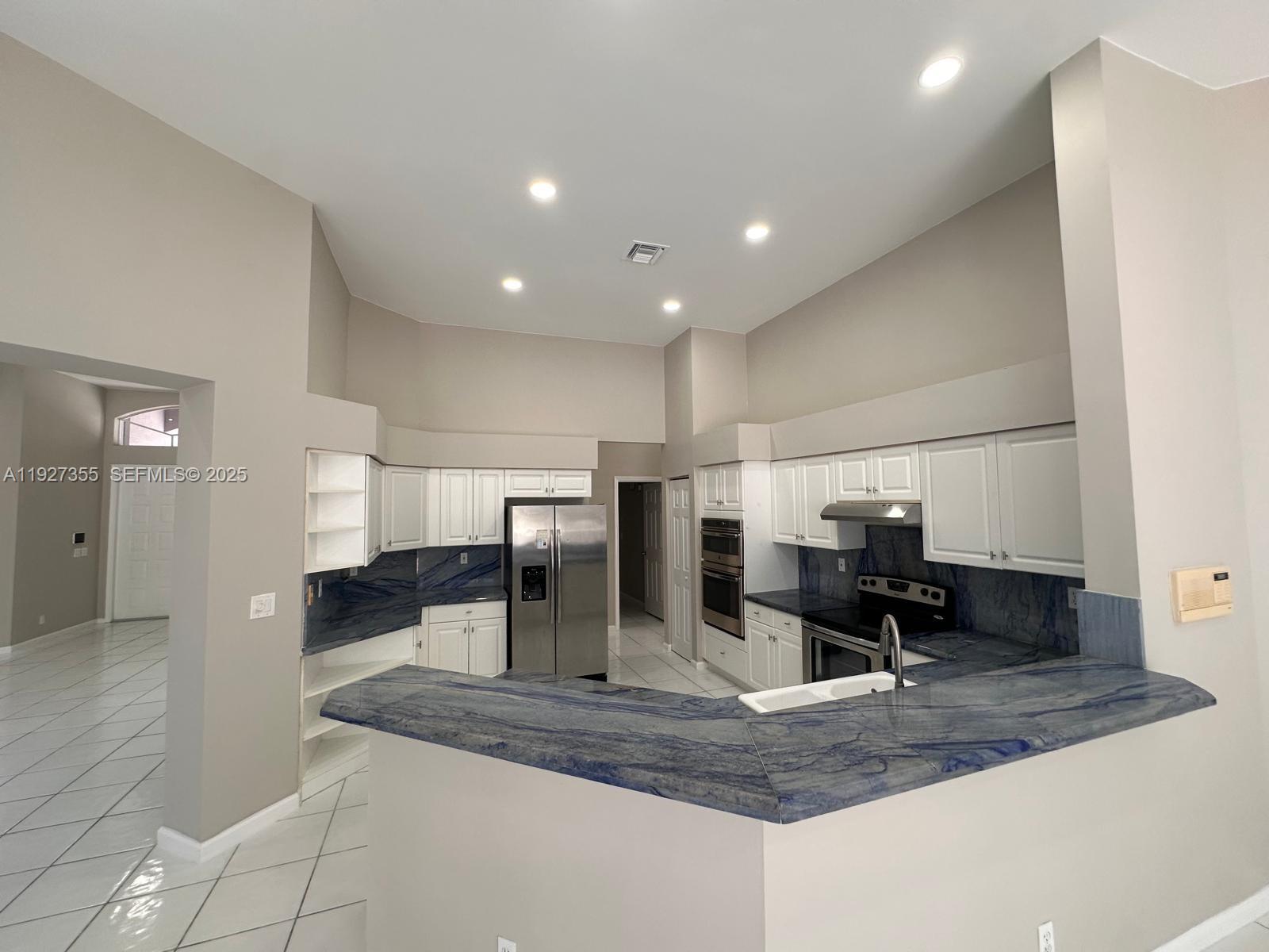 HOLLYWOOD LAKES COUNTRY C - Residential