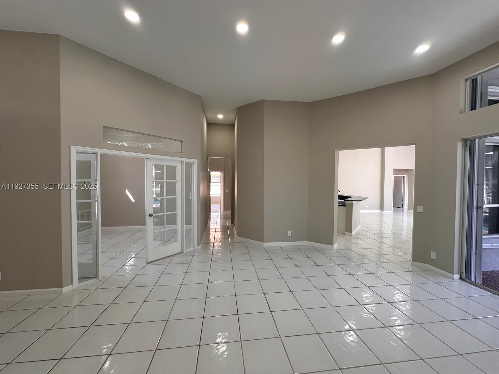 HOLLYWOOD LAKES COUNTRY C - Residential