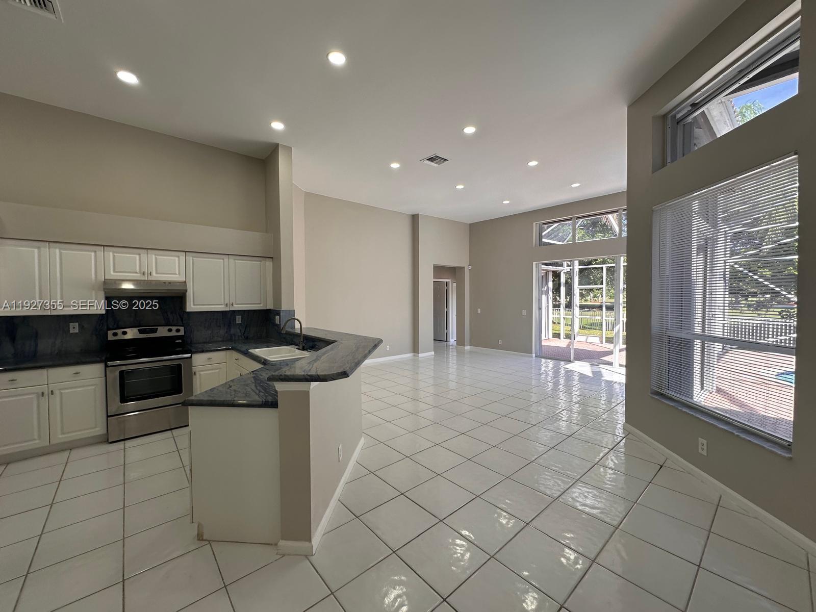 HOLLYWOOD LAKES COUNTRY C - Residential