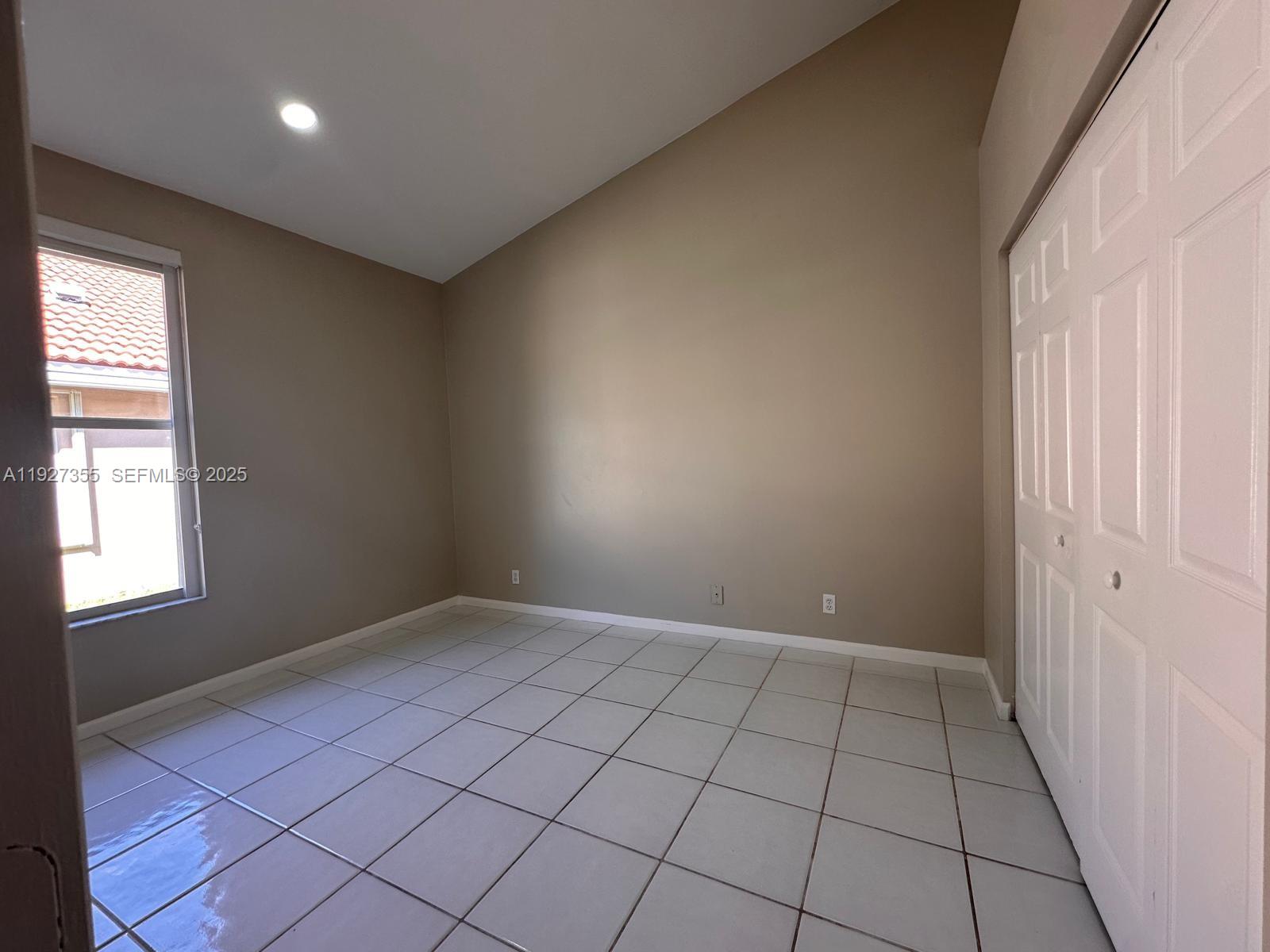 HOLLYWOOD LAKES COUNTRY C - Residential