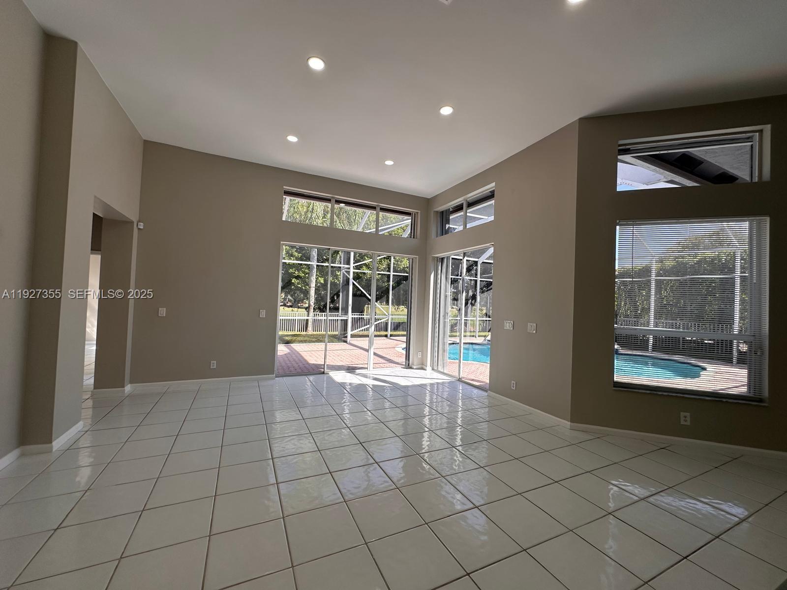 HOLLYWOOD LAKES COUNTRY C - Residential