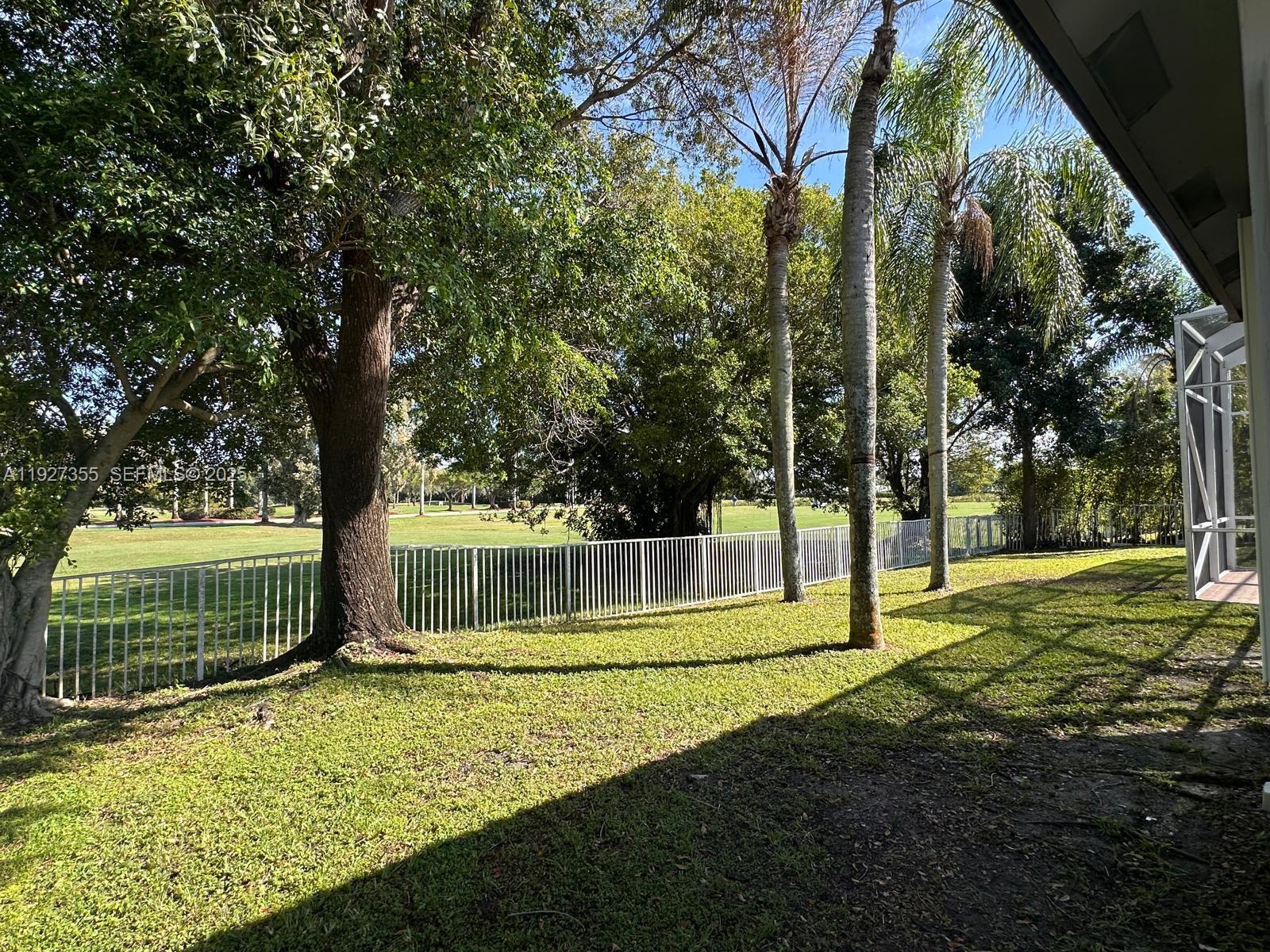 HOLLYWOOD LAKES COUNTRY C - Residential