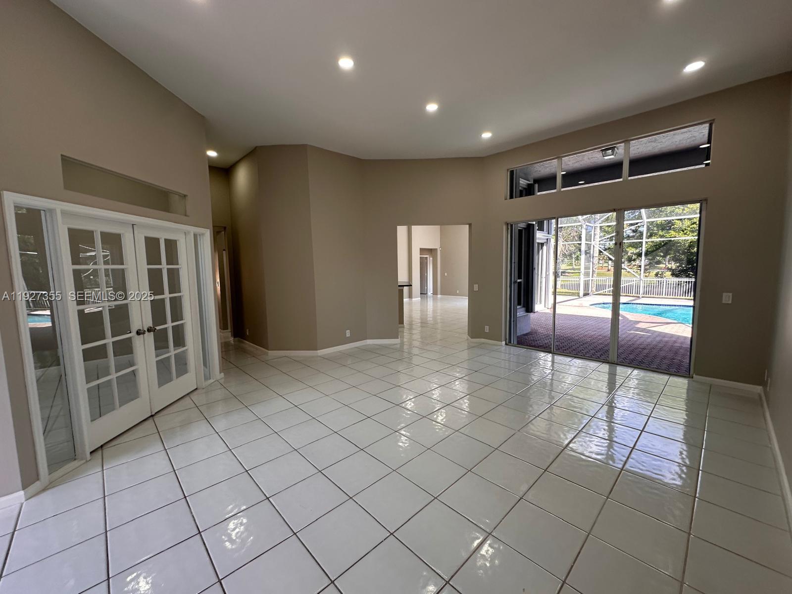 HOLLYWOOD LAKES COUNTRY C - Residential