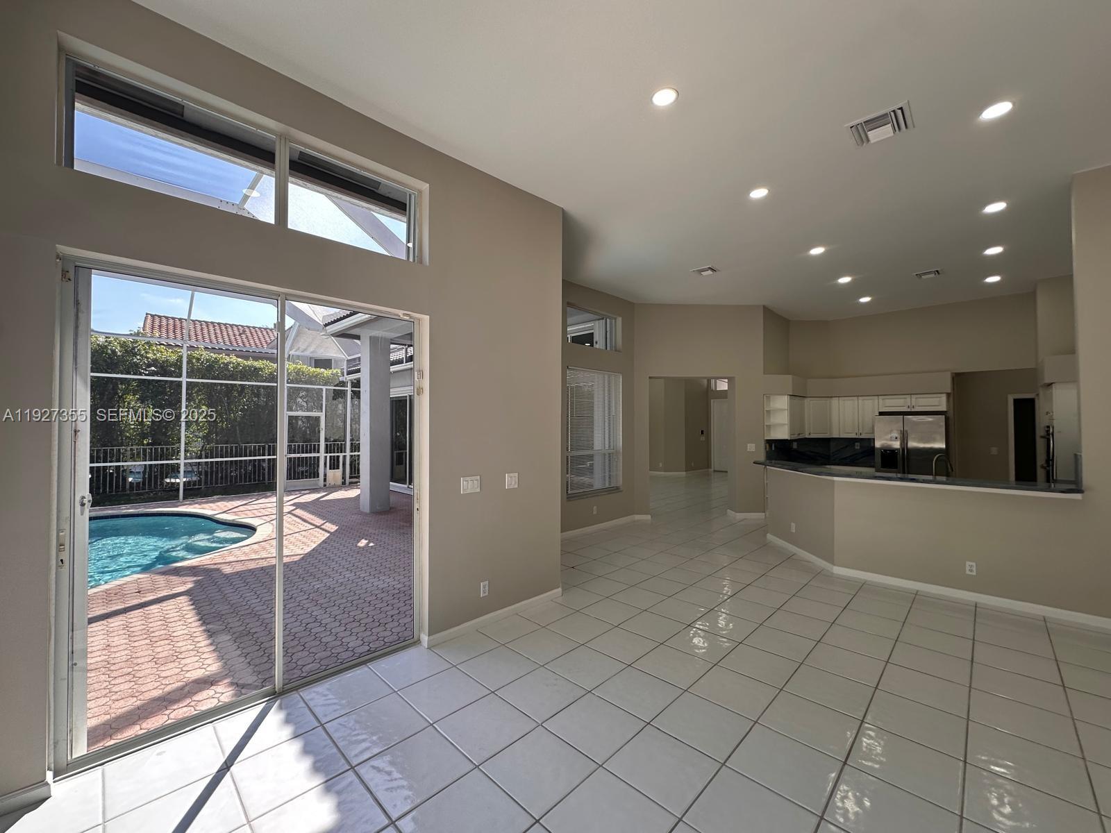 HOLLYWOOD LAKES COUNTRY C - Residential