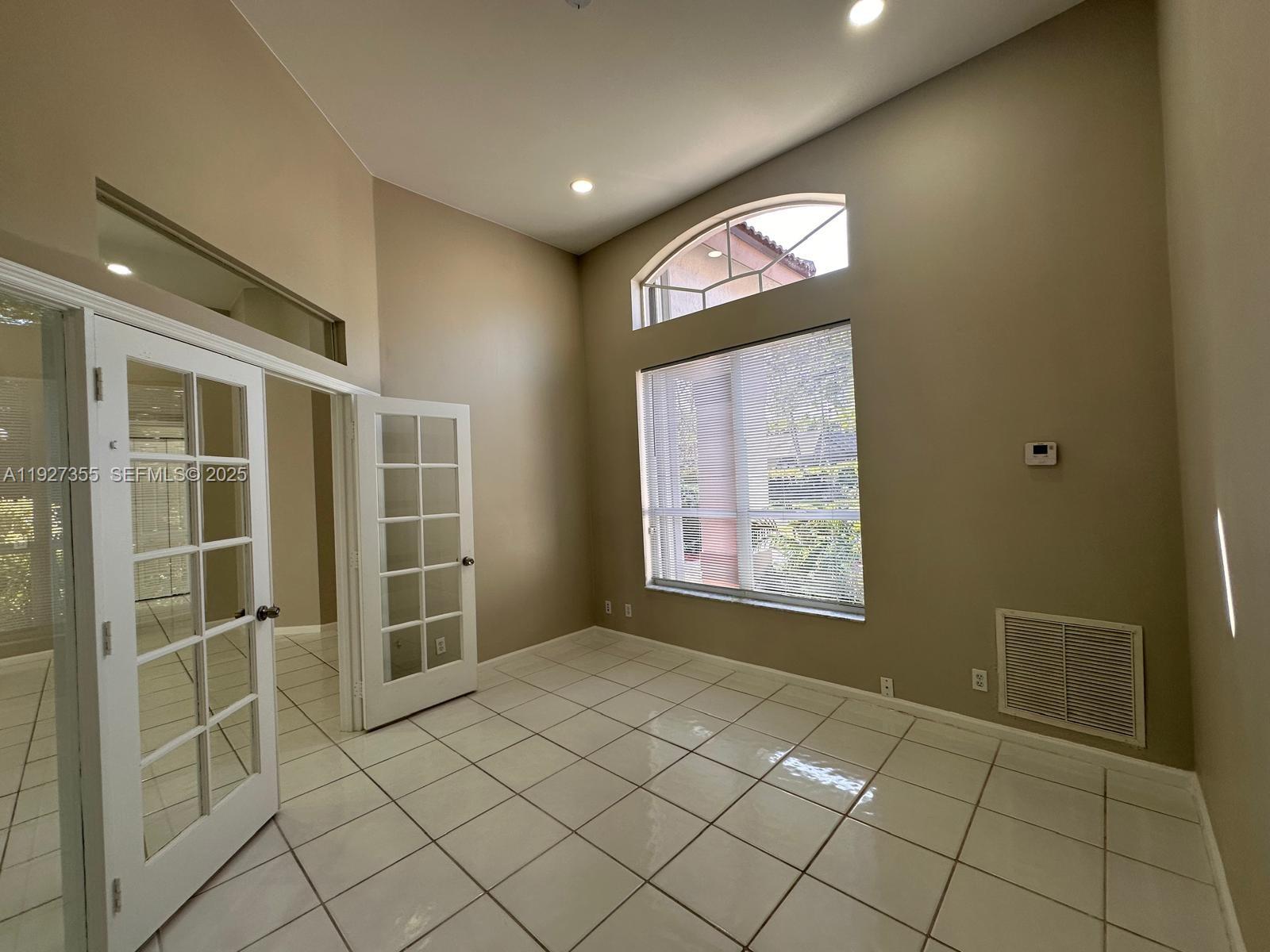 HOLLYWOOD LAKES COUNTRY C - Residential