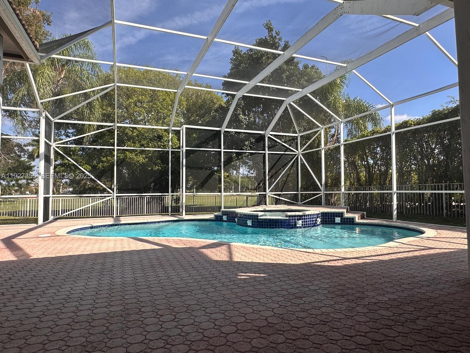 HOLLYWOOD LAKES COUNTRY C - Residential