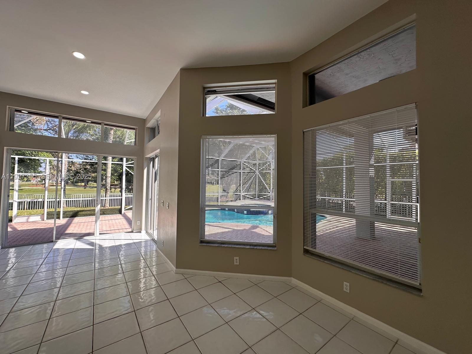 HOLLYWOOD LAKES COUNTRY C - Residential