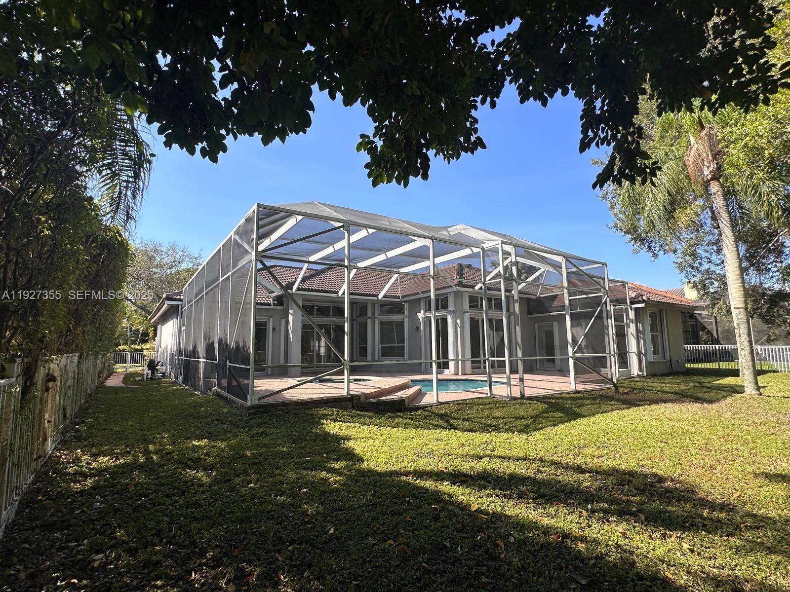 HOLLYWOOD LAKES COUNTRY C - Residential