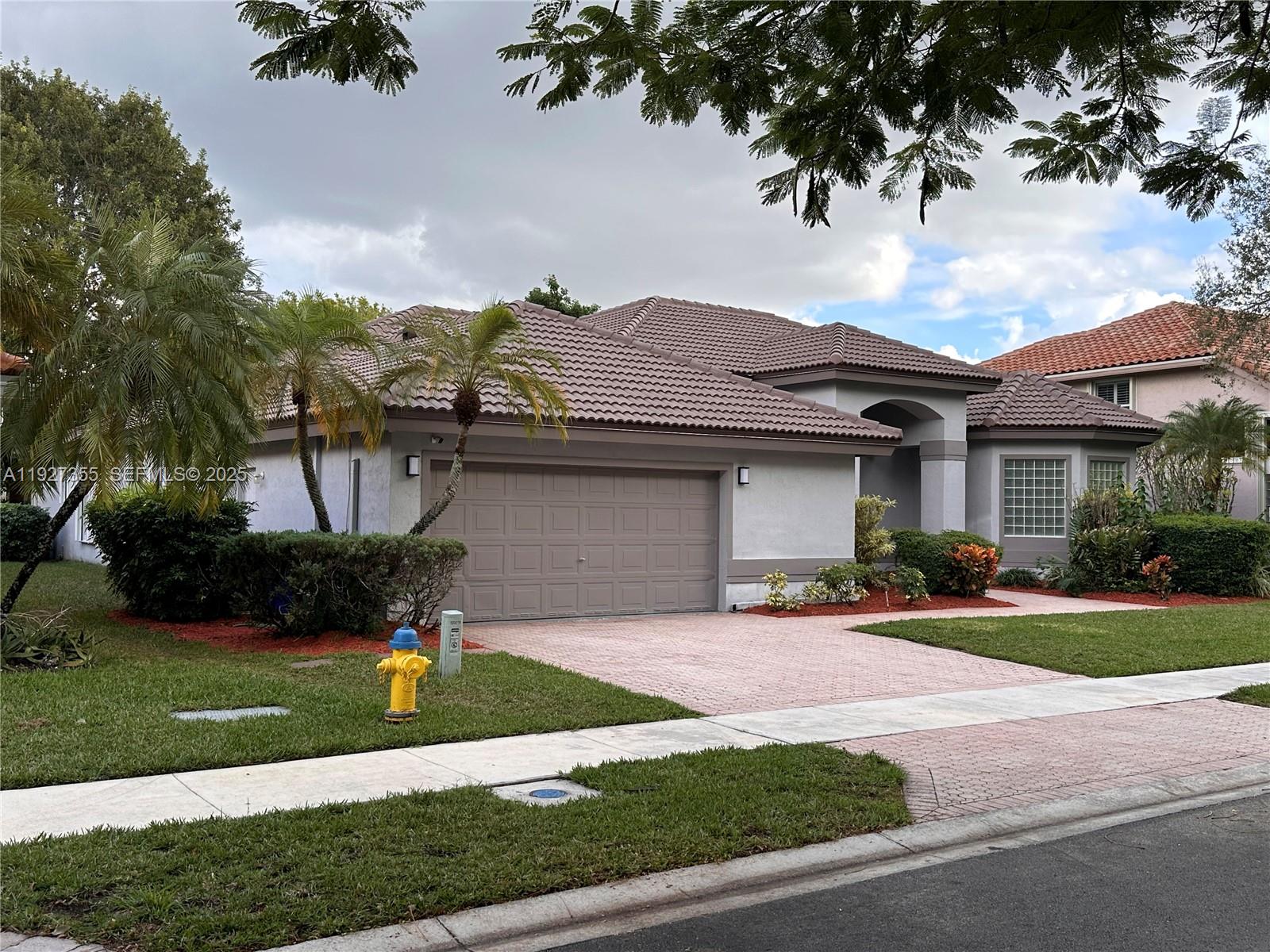 HOLLYWOOD LAKES COUNTRY C - Residential