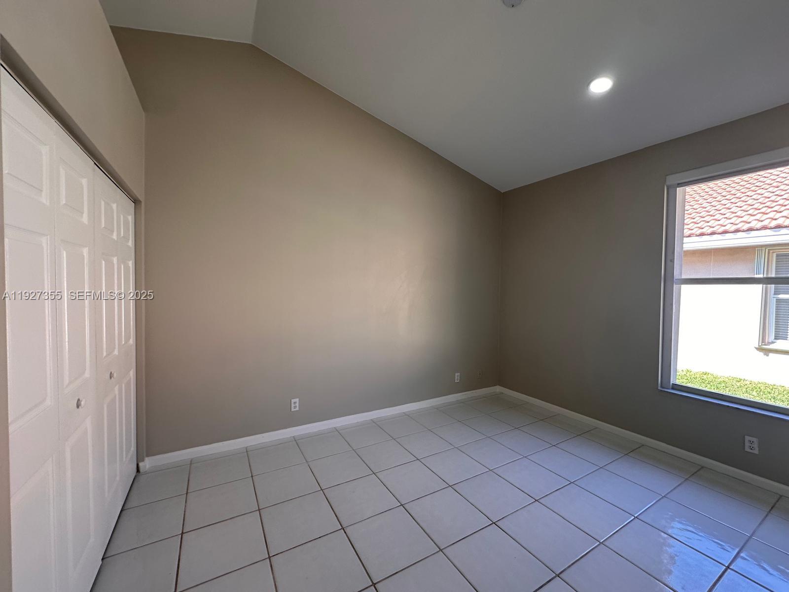 HOLLYWOOD LAKES COUNTRY C - Residential