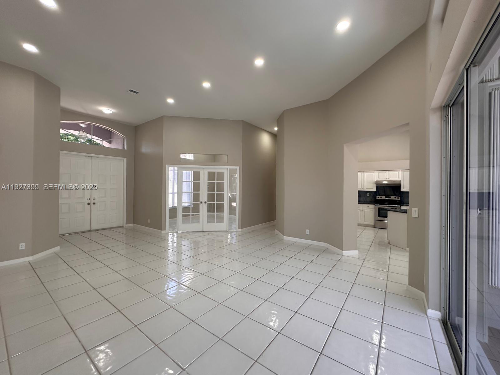 HOLLYWOOD LAKES COUNTRY C - Residential