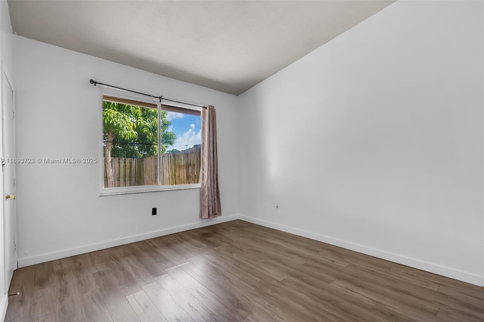 COUNTRY LAKE MANORS TOWNH - Residential Lease