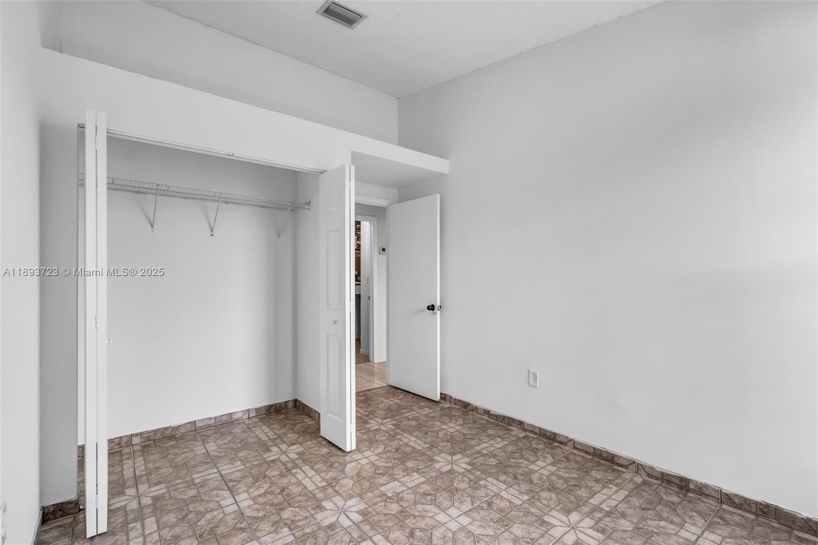 COUNTRY LAKE MANORS TOWNH - Residential Lease