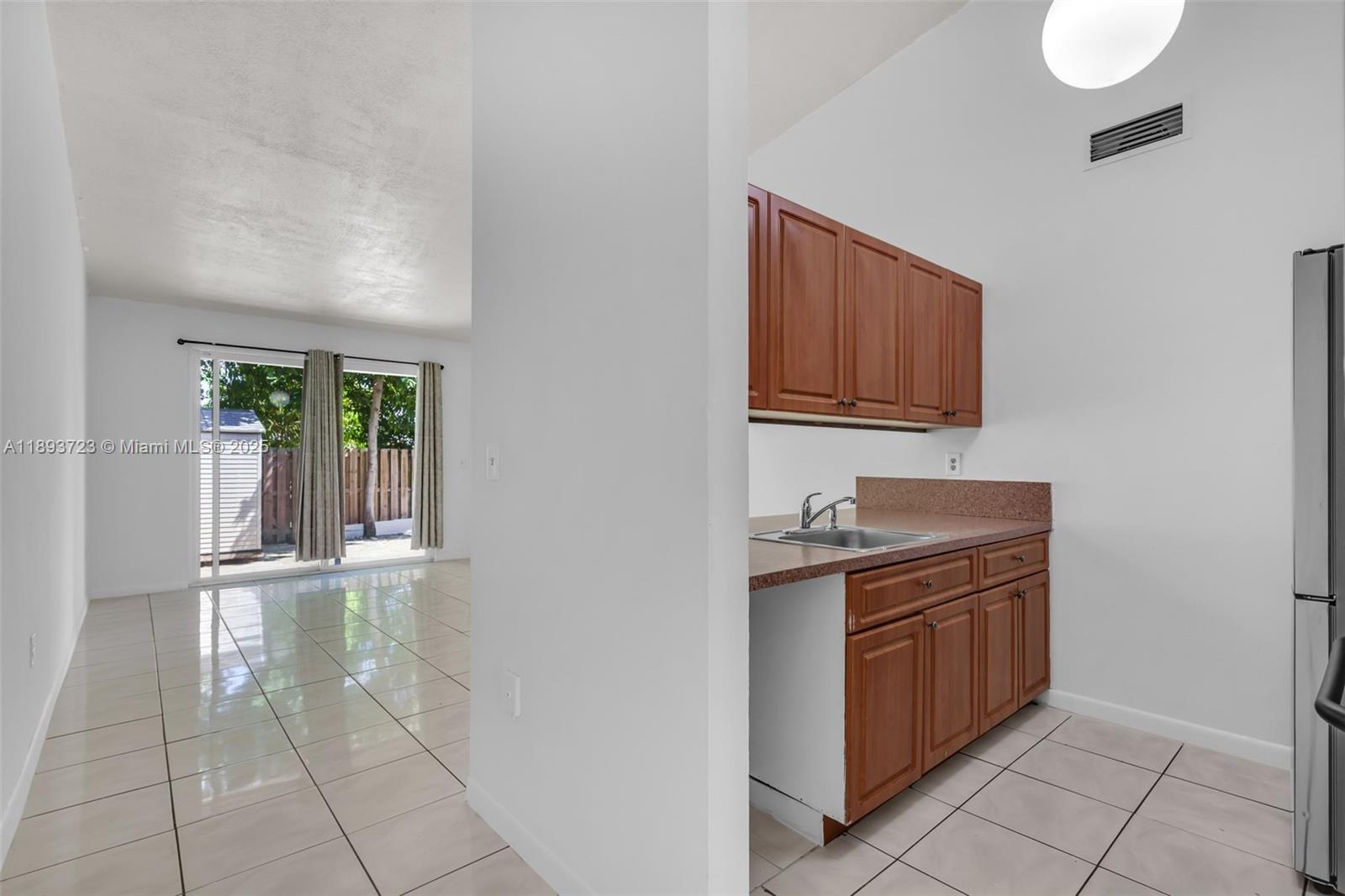 COUNTRY LAKE MANORS TOWNH - Residential Lease