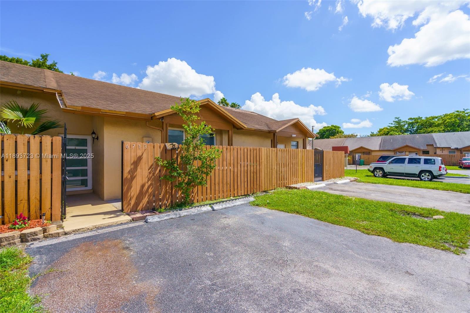COUNTRY LAKE MANORS TOWNH - Residential Lease