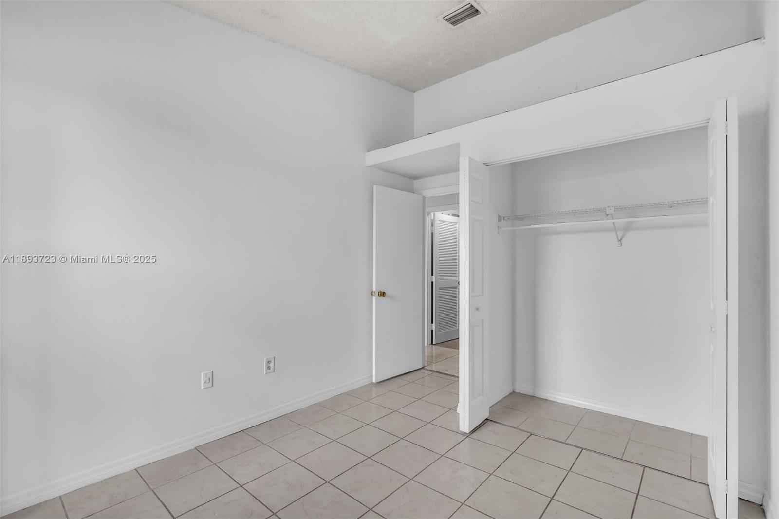 COUNTRY LAKE MANORS TOWNH - Residential Lease