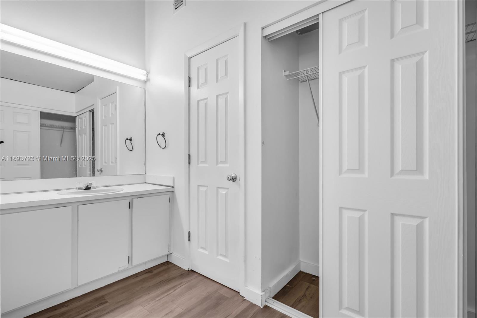 COUNTRY LAKE MANORS TOWNH - Residential Lease