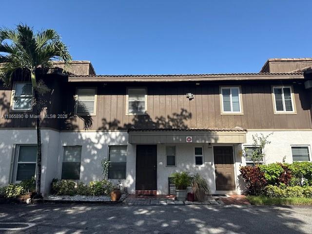 TWO-STORY TOWNHOME WITH UPDATED KITCHEN AND APPLICANCES. WASHER AND DRYER AND PRIVATE FENCED IN PATIO. PLENTY OF PRIVACY. TILE ON FIRST FLOOR. WOOD FLOOR UPSATIRS. ALL THE BEDROOMS ARE UPSTAIRS. WALKING DISTANMCE TO SCHOOLS AND SHOPPING CENTERS. EASY ACCESS TO EVERYTHING.
3 BEDROOMS AND 2/12 BATHS. 2 PARKING SPOTS.