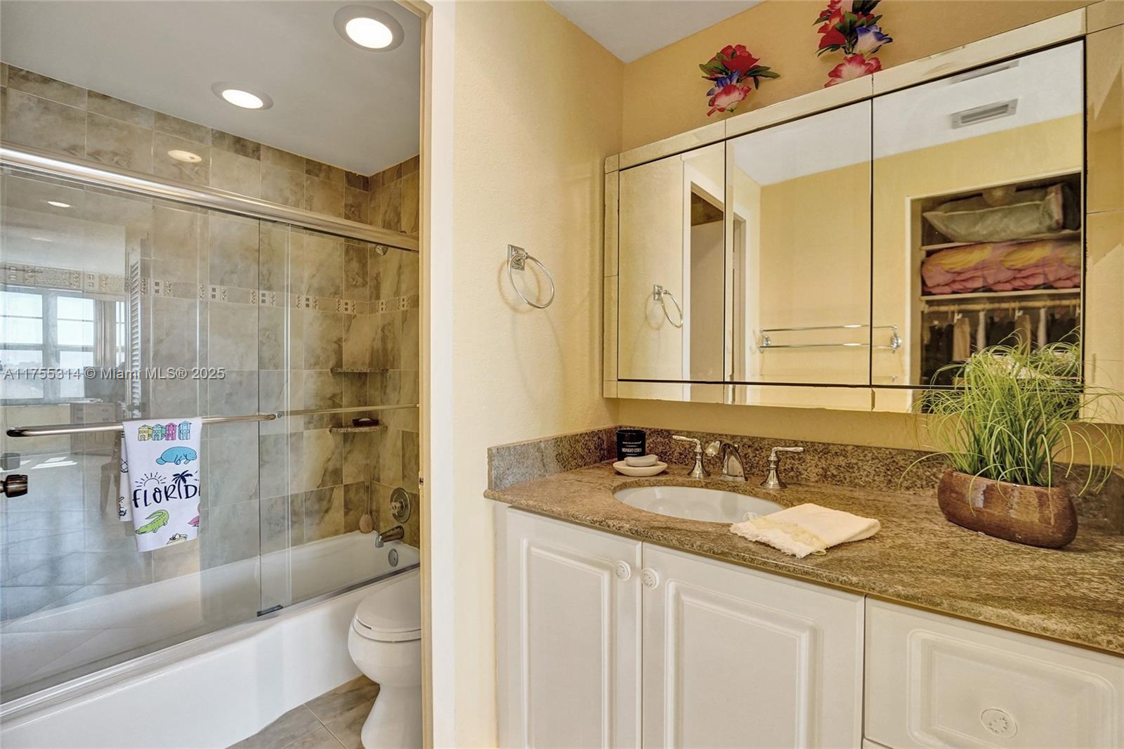 HOLLYWOOD TOWERS CONDO - Residential