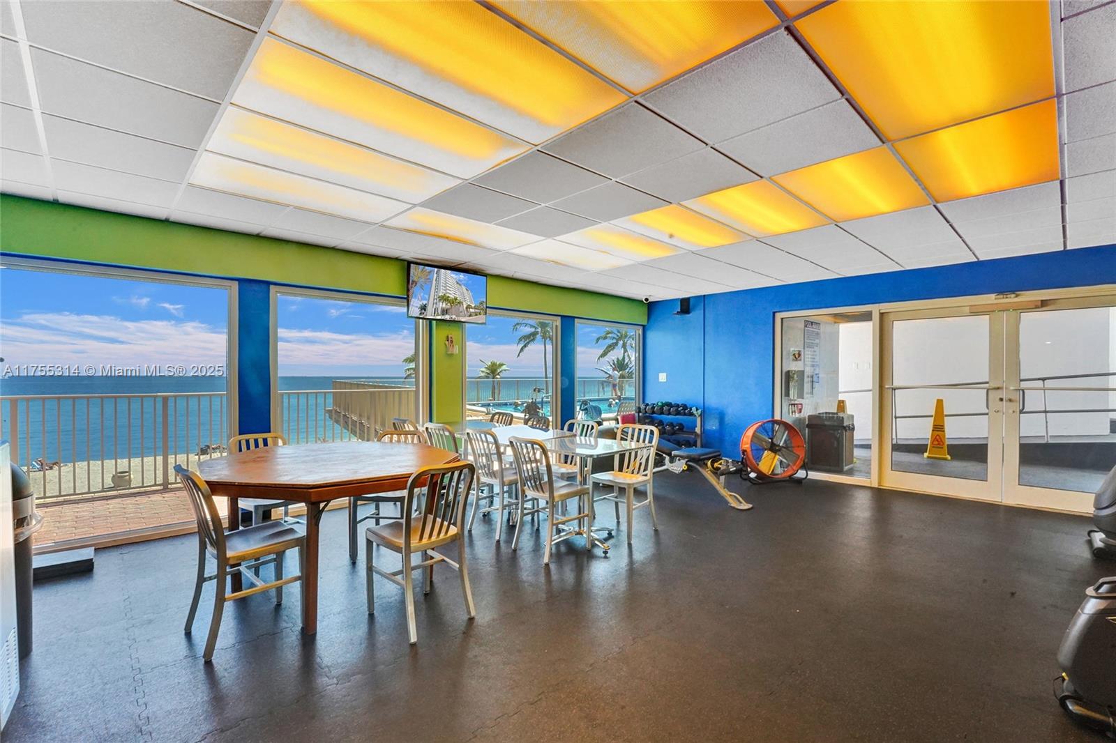 HOLLYWOOD TOWERS CONDO - Residential