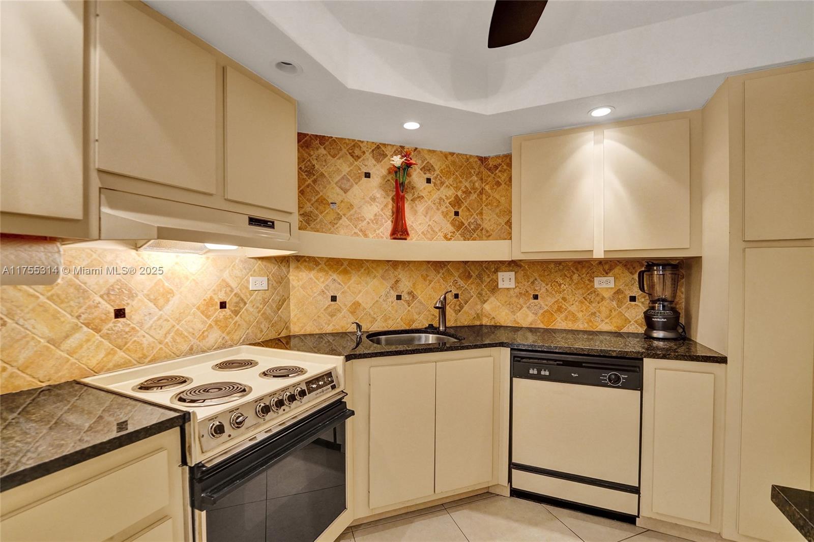 HOLLYWOOD TOWERS CONDO - Residential