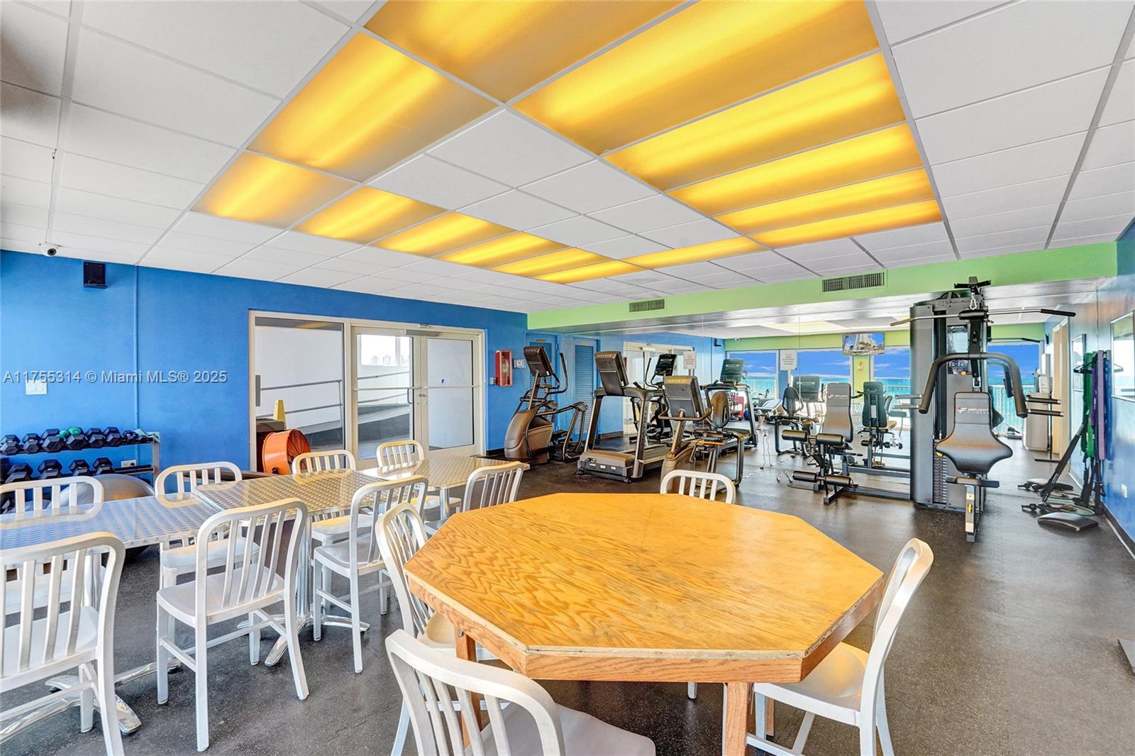 HOLLYWOOD TOWERS CONDO - Residential