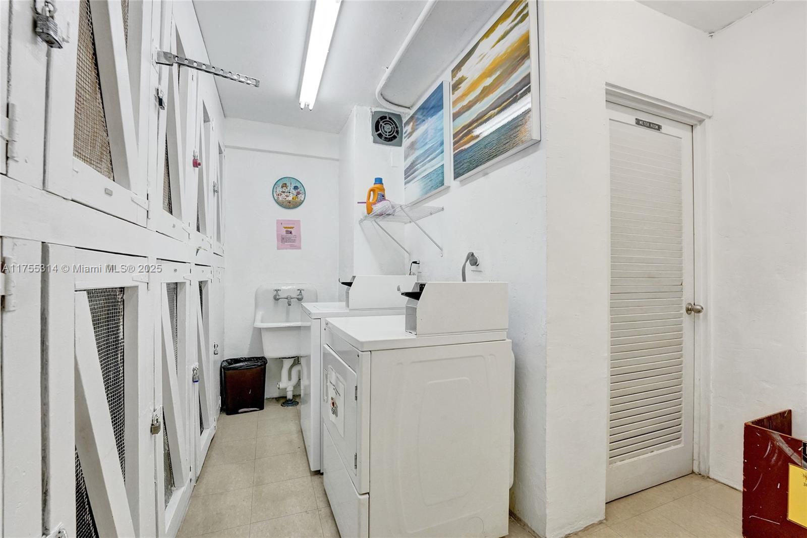 HOLLYWOOD TOWERS CONDO - Residential