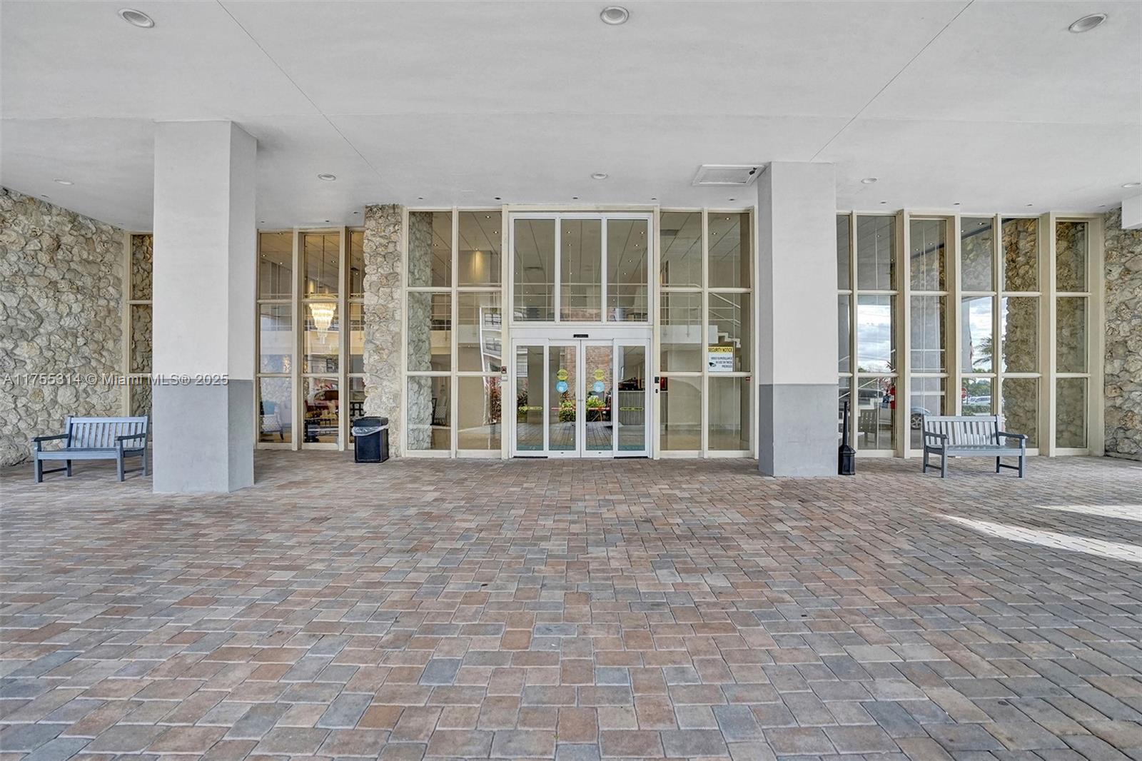 HOLLYWOOD TOWERS CONDO - Residential