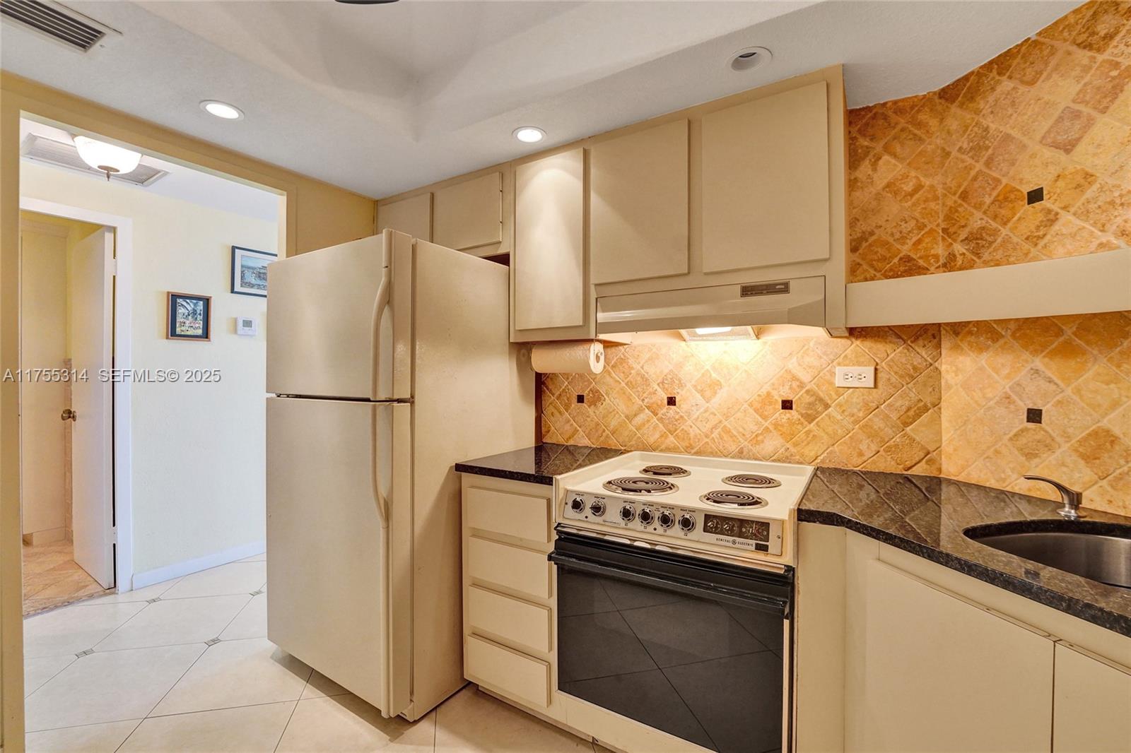 HOLLYWOOD TOWERS CONDO - Residential