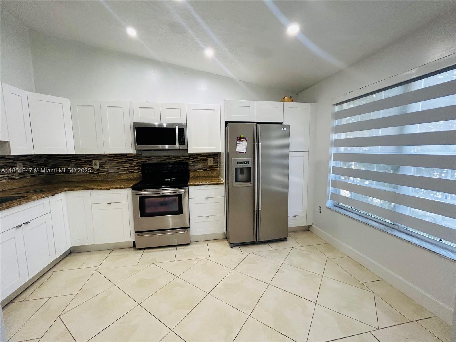 VILLAS OF DEERWOOD REPLAT - Residential Lease