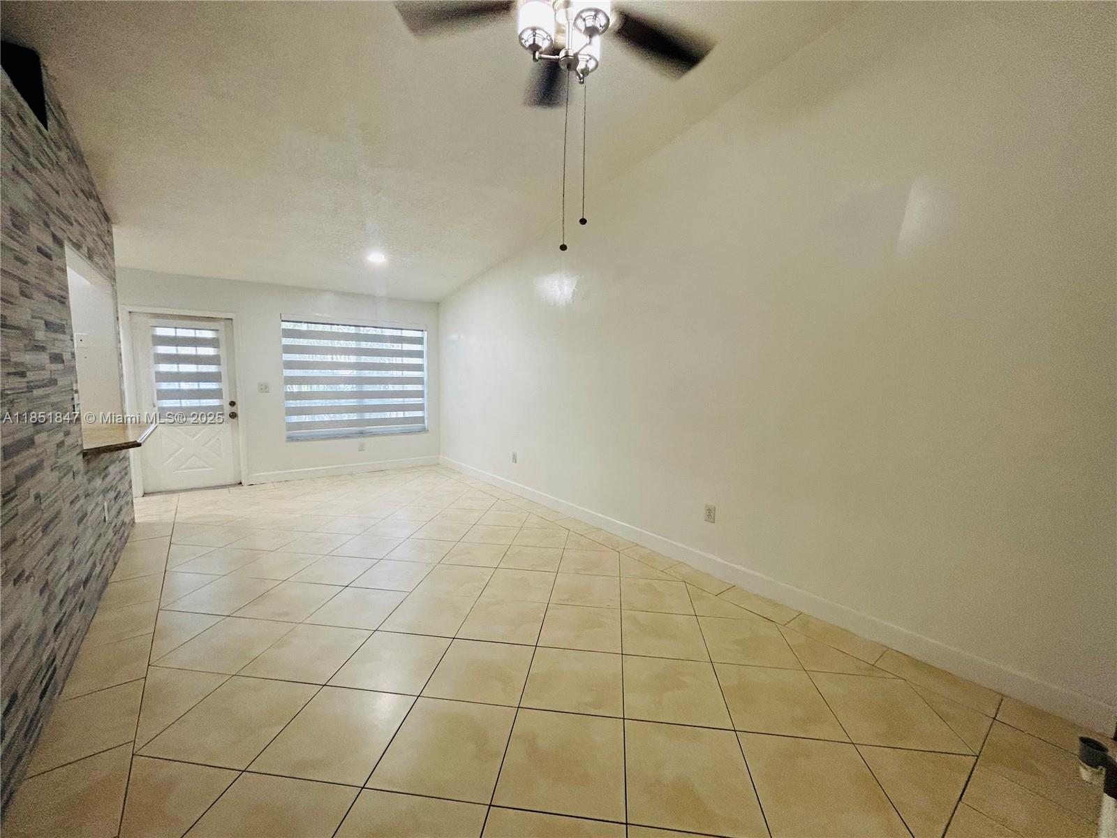 VILLAS OF DEERWOOD REPLAT - Residential Lease