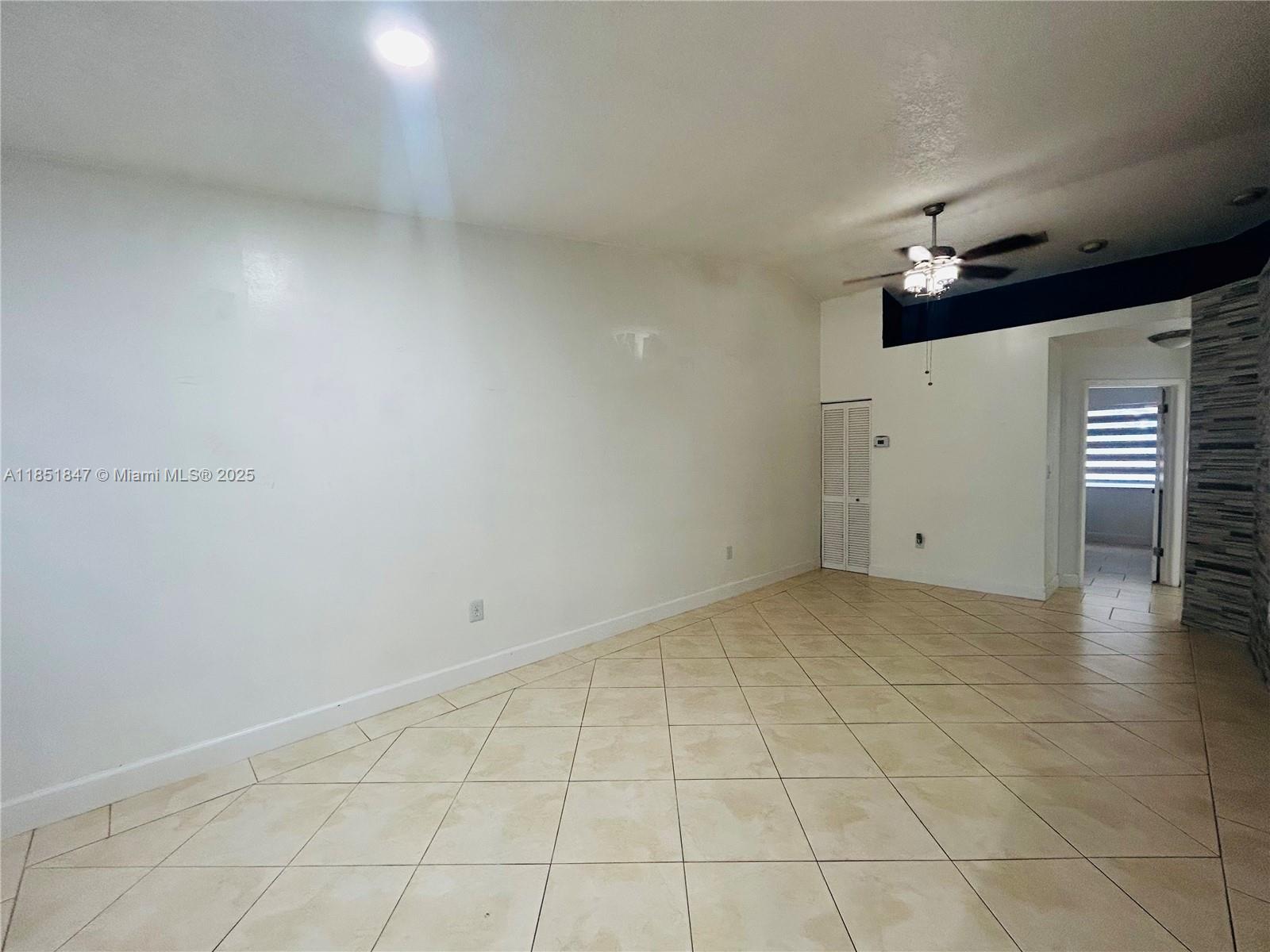 VILLAS OF DEERWOOD REPLAT - Residential Lease