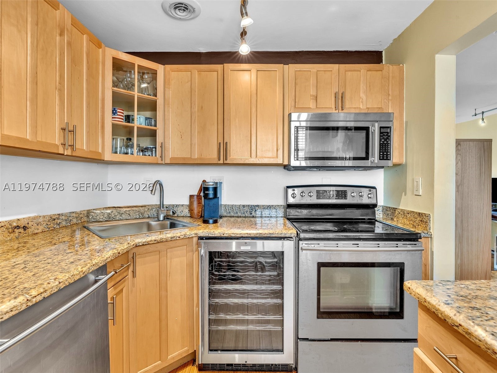 View photos, virtual tours, details... 1236 Alton Rd 402