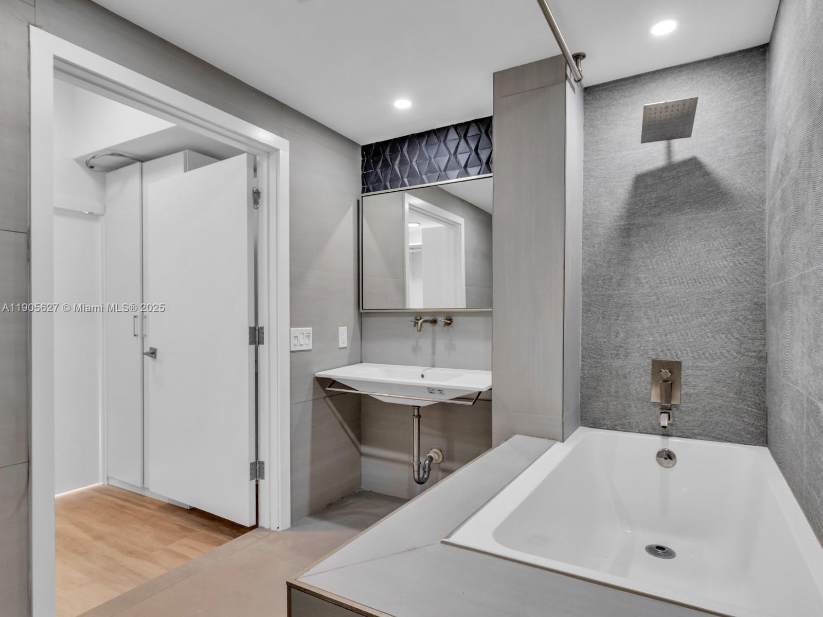 NEW WAVE CONDO - Residential Lease