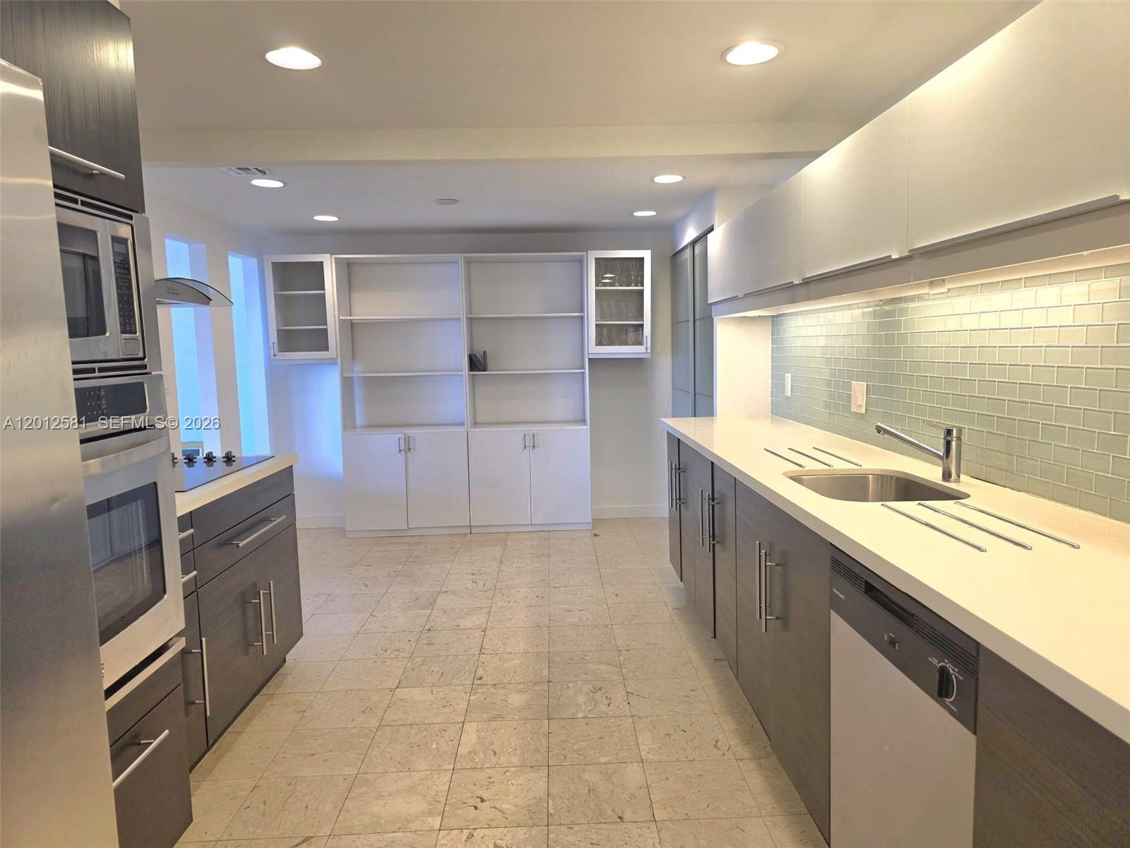 1800 NE 114th St 706