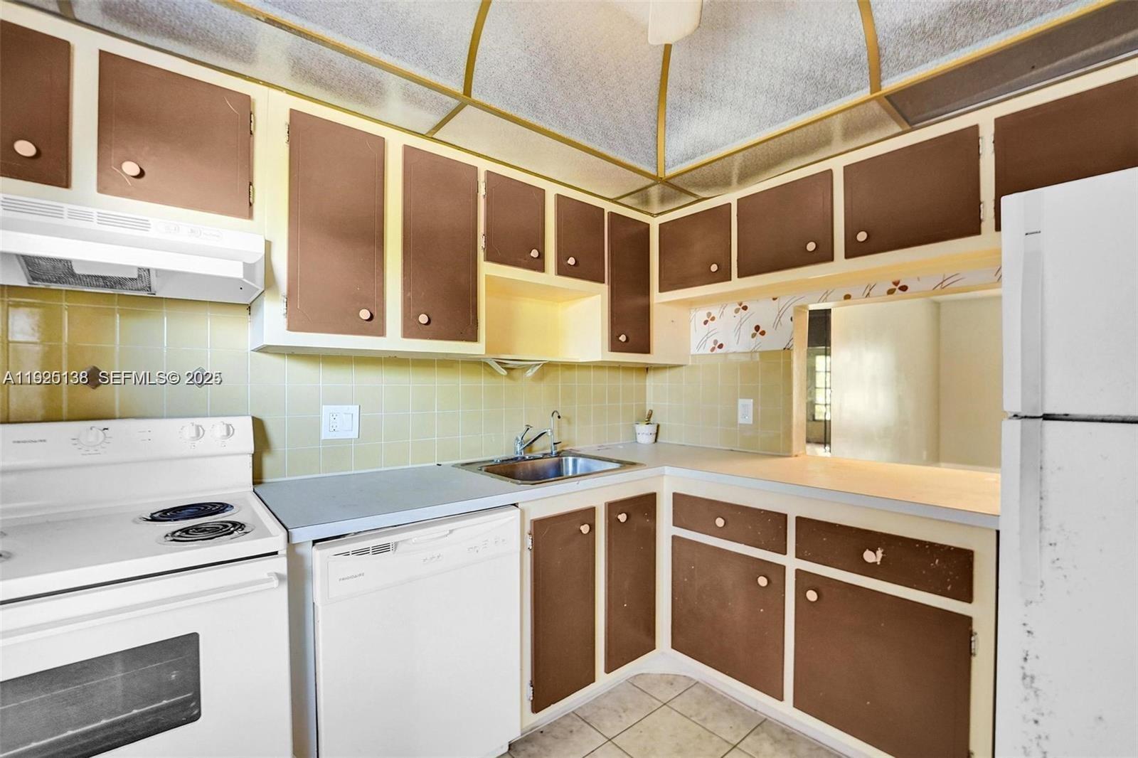 ORIOLE GOLF & TENNIS CLUB - Residential Lease