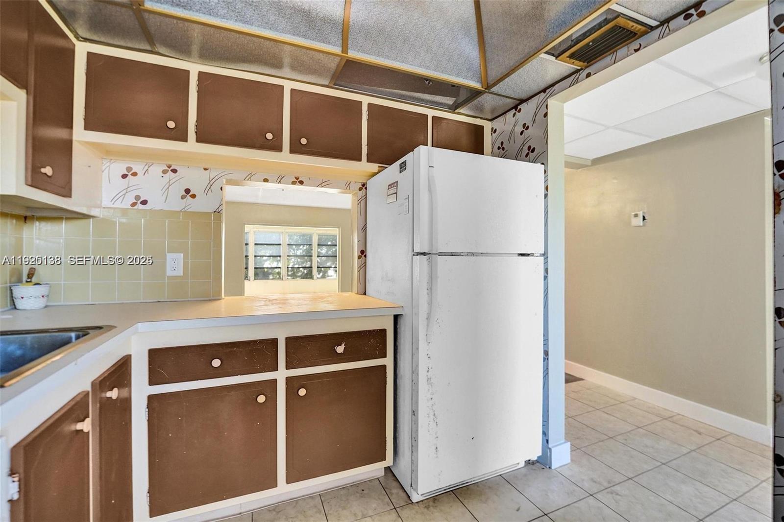 ORIOLE GOLF & TENNIS CLUB - Residential Lease