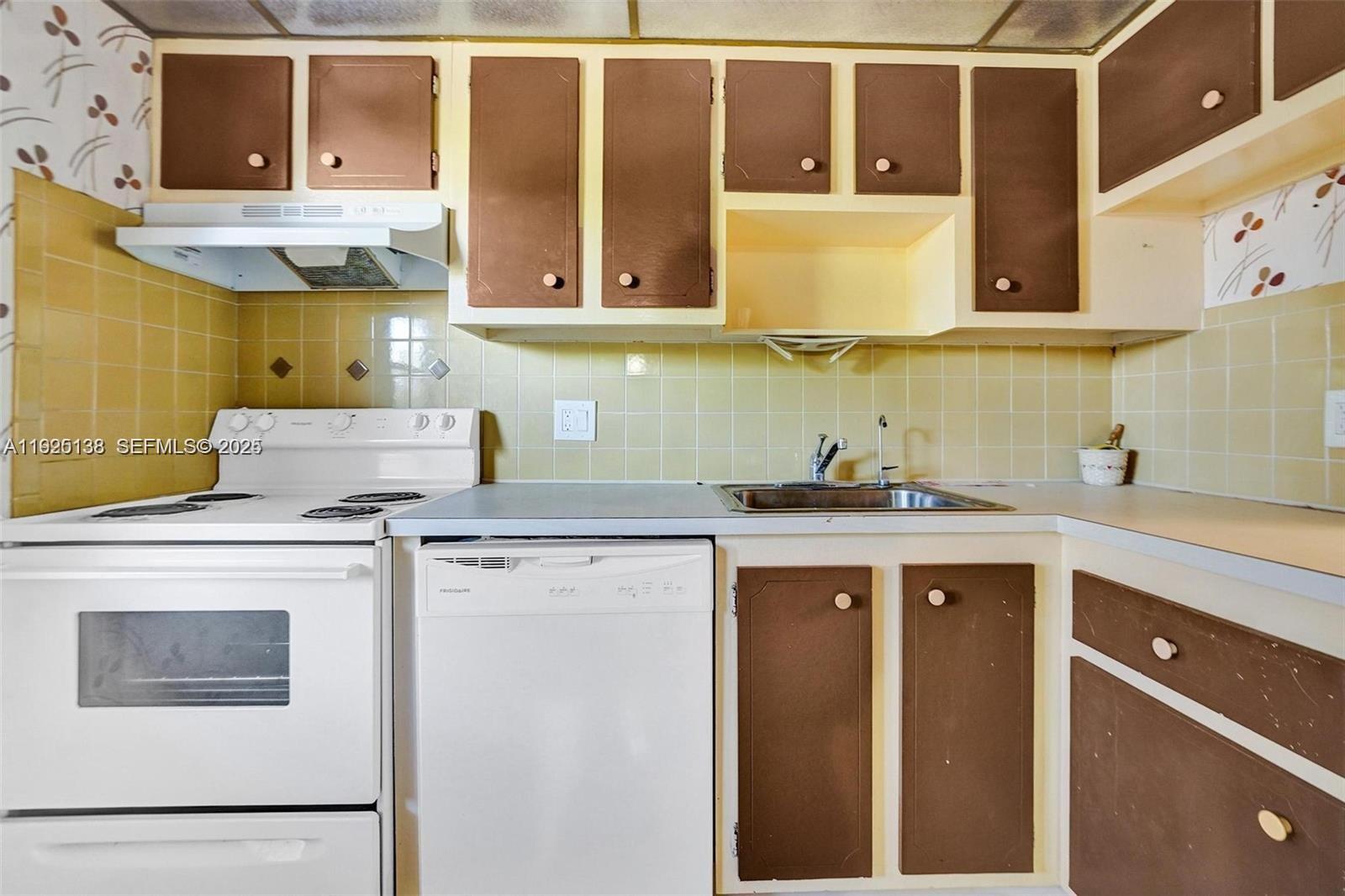 ORIOLE GOLF & TENNIS CLUB - Residential Lease