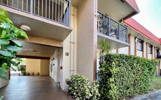 Welcome to Kendallwood Villas! This charming 1-bedroom, 1-bath condo offers 650 sq. ft. of comfortable living space in a well-maintained community. The apartment features a bright and functional layout, ideal for first-time buyers, students or a small family. Residents of Kendallwood Villas enjoy fantastic amenities, including a community pool, clubhouse, and beautifully landscaped common areas. Conveniently located near shopping, dining, and major highways, this property combines comfort, convenience, and value.