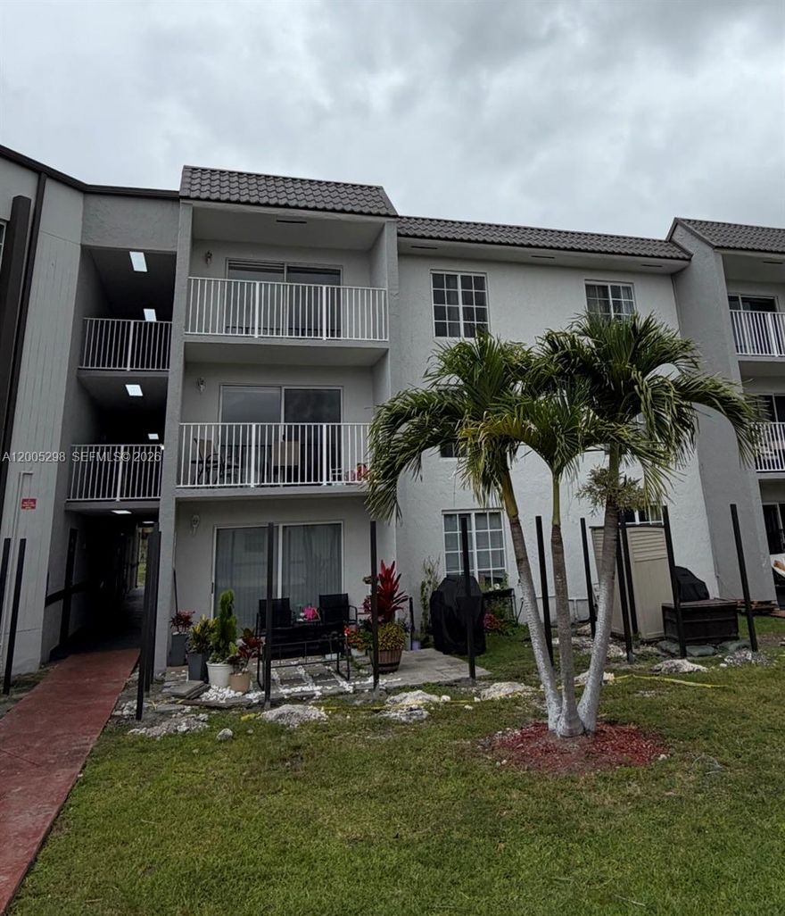 Attractive 1 bedroom, 1 bathroom condo located in the heart of Doral and close to all the amenities. Features an open and functional floor plan with a balcony overlooking the fitness center an pool.