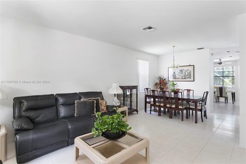 Single Family Residence in Weston FL 4032 Pinewood Ln Ln 2.jpg