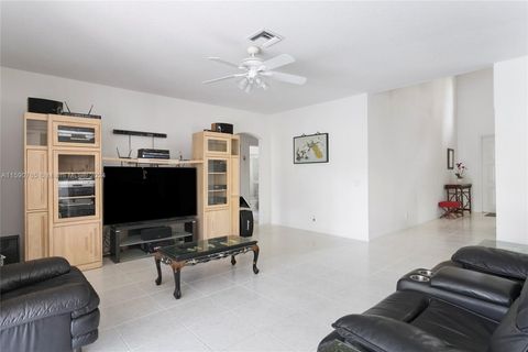 Single Family Residence in Weston FL 4032 Pinewood Ln Ln 9.jpg