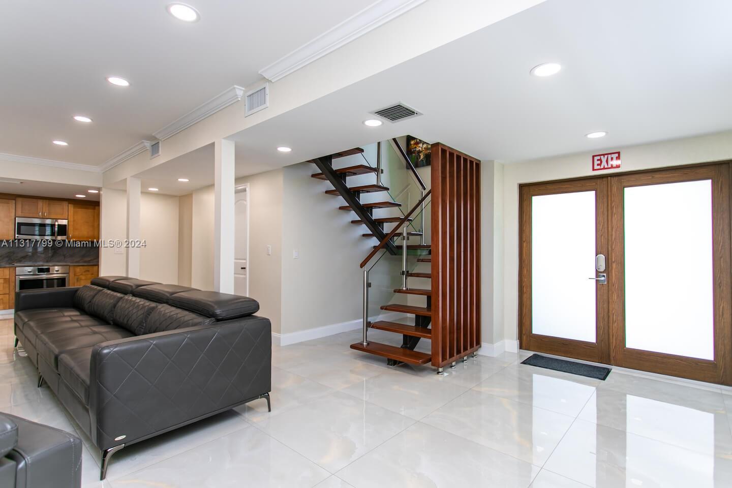 HOLLYWOOD LAKES SECTION - Residential Lease