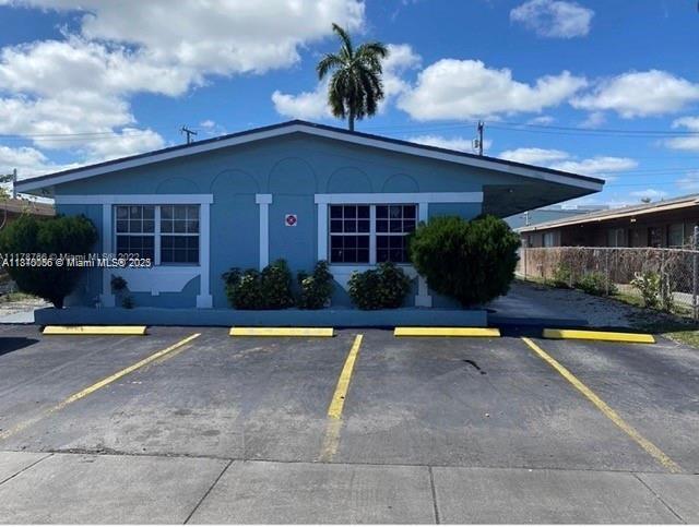 Beautiful 1/1 with great natural lighting, open concept, Grand kitchen, modern bathroom, large open living-room space. Oversized bedroom with ample closet space. ONLY FIRST AND 2 SECURITY DEPOSITS TO MOVE IN!!!! WATER/TRASH INCLUDED!!!!