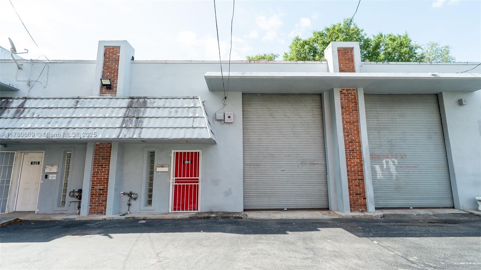Don’t miss this amazing opportunity to lease a 1,500 sq ft photo studio located in the heart of Miami’s Magic City District! This creative space features a built-in cyc wall, perfect for photography, video shoots, and content creation.
Highlights:
Spacious 1,500 sq ft layout
Built-in cyc wall
Gated on-site parking
Friendly, creative neighbors
Prime location near Biscayne Blvd & NE 2nd Ave
Ideal for photographers, videographers, and creative teams looking for a professional space in one of Miami’s most vibrant neighborhoods.