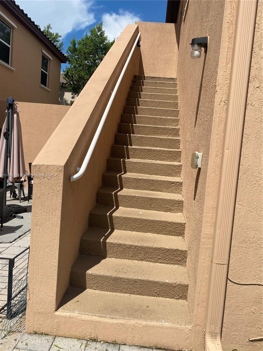 Studio Apt 400 sq ft upstairs unit, Full kitchen includes stove, fridge, dishwasher & microwave. Washer & Dryer inside. Full size bathroom and large interior space.