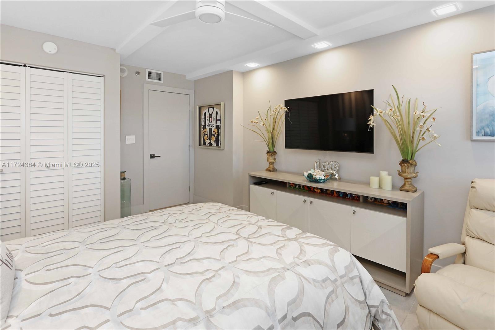 SUMMIT CONDO - Residential