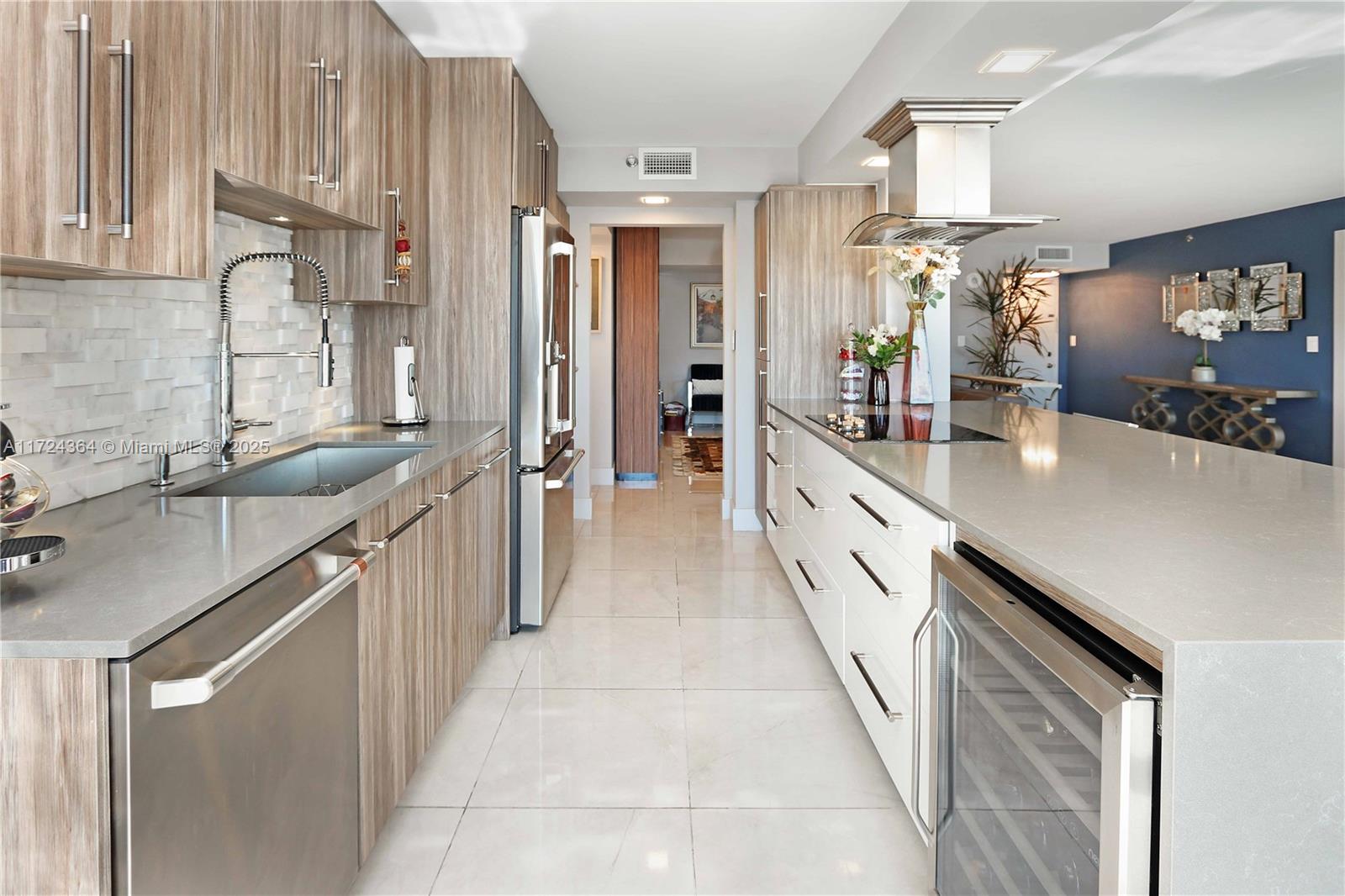 SUMMIT CONDO - Residential