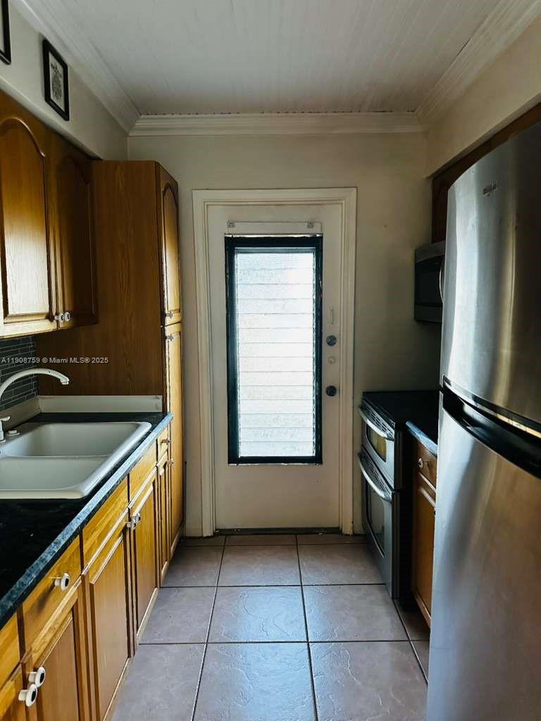 PELL MANOR CONDOMINIUM II - Residential Lease