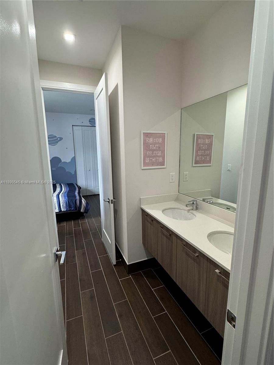 DOWNTOWN DORAL SOUTH PHAS - Residential